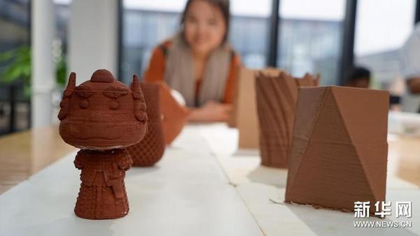 10月19日，一名游客在欣赏部分3D陶瓷打印的成品。