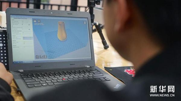 10月19日，工作人员在电脑上设计3D打印的图形。