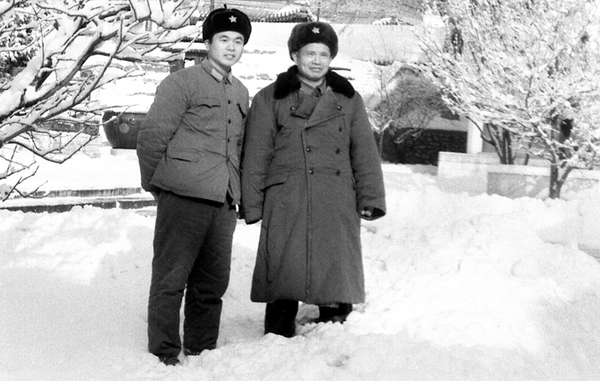 1976年冬王耀南与作者王太和合影