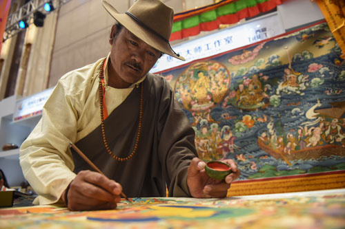 资料图：一位来自西藏的手工艺人在博览会现场绘制唐卡。新华社记者 欧东衢 摄