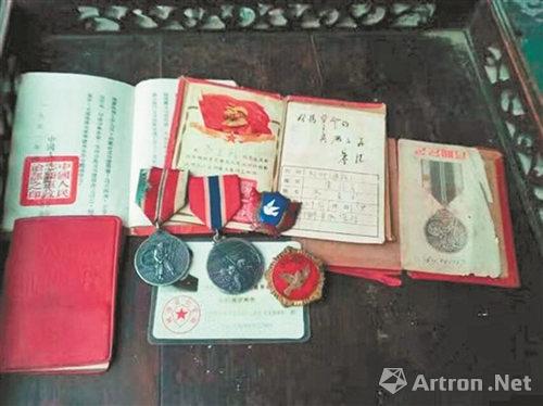 战斗英雄的证书、勋章、纪念章