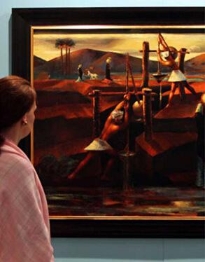 一位女士正在欣赏埃及画家赛义德作品《Les Chadoufs 1934》。该画作以 243.45 万美元（约合人民币 1640.85 万元）的高价拍出，远远高于其 15 万至 20 万美元（约合人民币101.1 万至 134.8 万元）的预估价格。