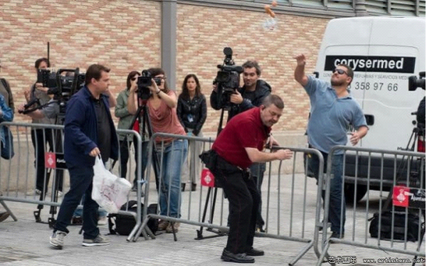民众向雕塑投掷鸡蛋。图/取自telegraph。