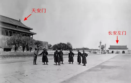 因交通问题，1952年8月将长安左、右门拆除