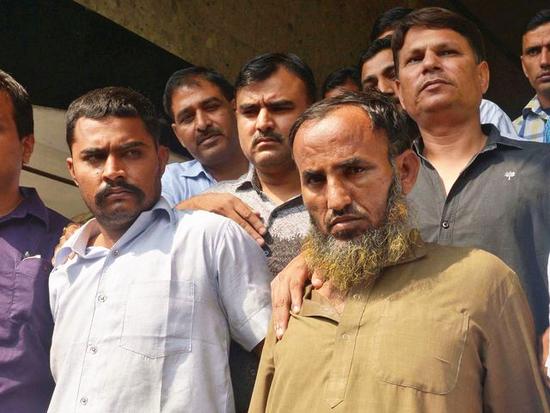 10月27日，新德里，印度警方押解着两名男子（前排）在新闻会上与媒体记者见面。印度警方说，这两名男子涉嫌为巴基斯坦从事间谍活动。（新华/路透）