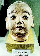 　　宋代泥塑沙弥头像，这是此次追索行动追回的3000多件文物中的一件，后来在中国历史博物馆1998年举办的“打击文物走私成果展览”上展出