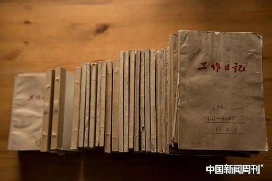 大量工作日记本至今仍保存完好。图｜《中国新闻周刊》记者 董洁旭