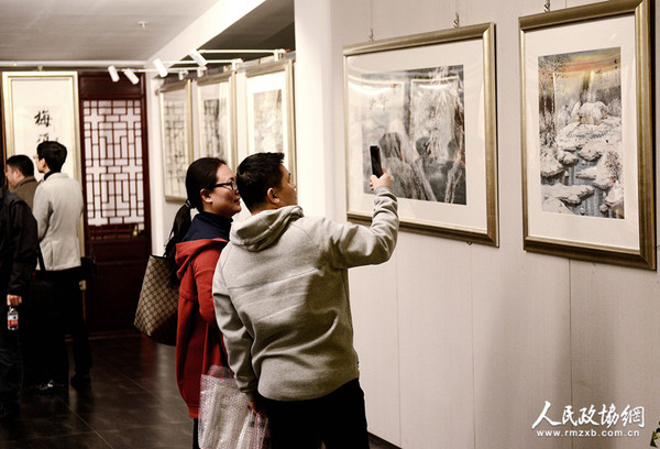 0003A高宏冰雪画全国巡回展在京开幕，嘉宾观赏冰雪画作品_副本