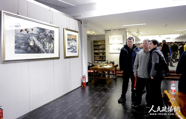 0004A高宏冰雪画全国巡回展在京开幕，嘉宾观赏冰雪画作品._副本
