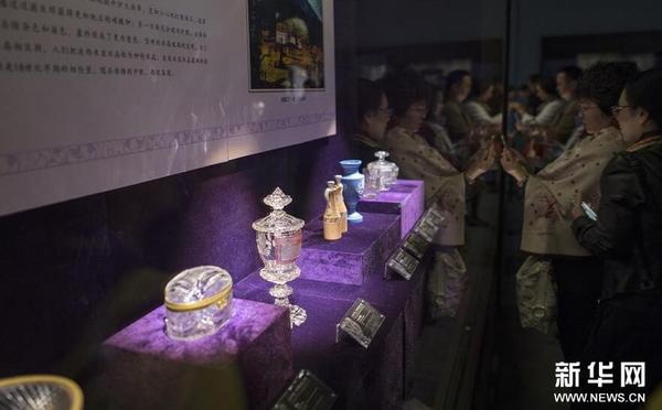 10月28日，参观者在湖北省博物馆欣赏展品。2