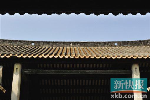 番禺区登记保护文物单位石楼镇雪松公祠屋顶瓦面已经扭曲。