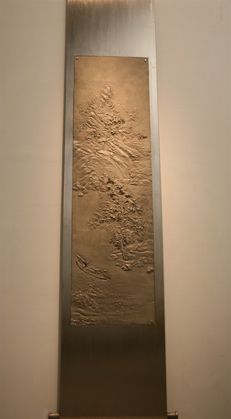 　　李向群 《江山》-1  Landscape-1尺寸Size： 340cm×92cm×1.6cm   材质Material：白铜 Cupronickel  2012 