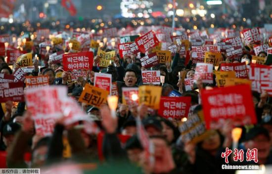 当地时间11月19日，要求韩国总统朴槿惠下台的第四次韩国民众大规模烛光集会在首尔市等46个地区举行。