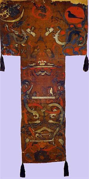 这是上面那幅挂毯的真身，做工精良，价值连城的棺材布。画面描述的是墓主人在引导下升天到神仙界的场景。