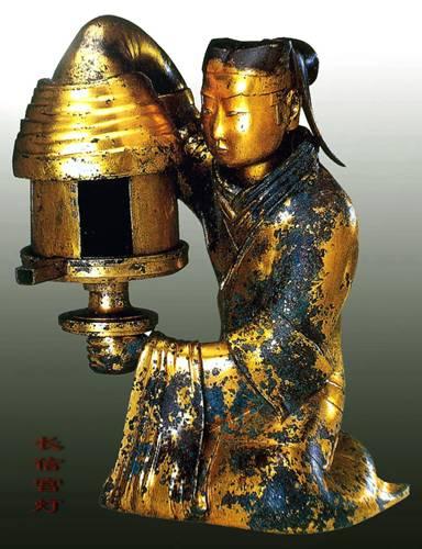 长信宫灯是汉代中山靖王刘胜妻窦绾墓中出土的鎏金青铜器，这是一款灯具。
