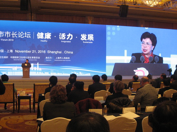 四、世界卫生组织总干事陈冯富珍在市长论坛上发言。 人民政协网记者  张春莉  摄影