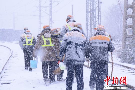 陕西迎立冬后首场雪铁路部门全力开展防冻除雪
