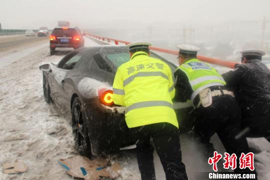 降雪致西汉高速拥堵千人滞留现已陆续恢复通行
