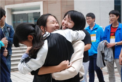  10月16日，湖北大学“迷马”挑战后，挑战者高兴地抱在一起，友情在“迷马”挑战现场绽放。章雪妮／摄