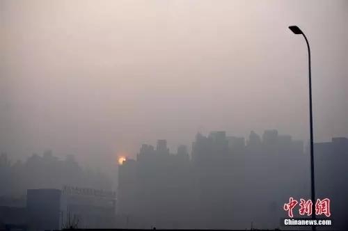 △资料图： 河南郑州雾霾笼罩着的高楼大厦