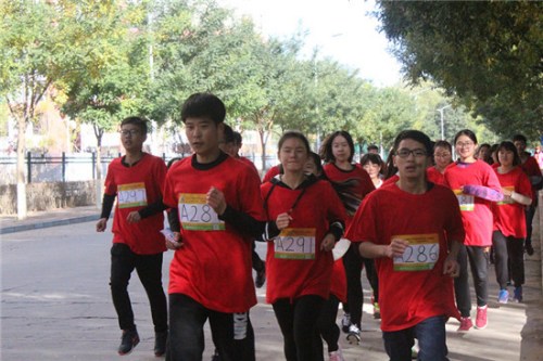  10月23日，河北民族师范学院，学院PK“迷马”挑战中，身着院服的同学们，队形紧凑，每个人都努力奔跑。 李辰阳／摄