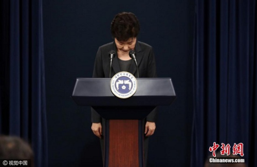 当地时间2016年11月4日，韩国，电视在直播总统朴槿惠讲话。韩国总统朴槿惠当天发表电视直播讲话，就好友崔顺实“幕后干政”事件再次表达立场。她表示，如果国民要求的话，为查明真相，将诚实配合检方调查。