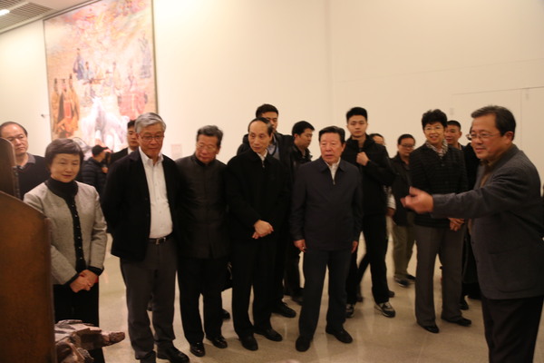 11月20日领导及嘉宾参观“中华史诗美术大展”，冯远介绍情况。