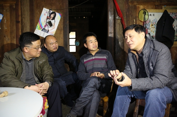2015年11月19日，李亚隆（右一）在五峰三台坡村农户家中做精准扶贫调研。