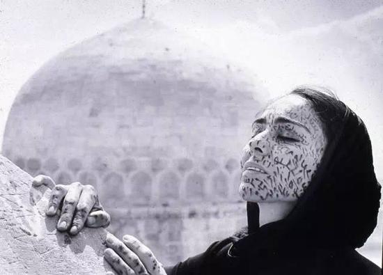 　艺术家西丽·娜沙特的摄影作品《穆斯林妇女》
