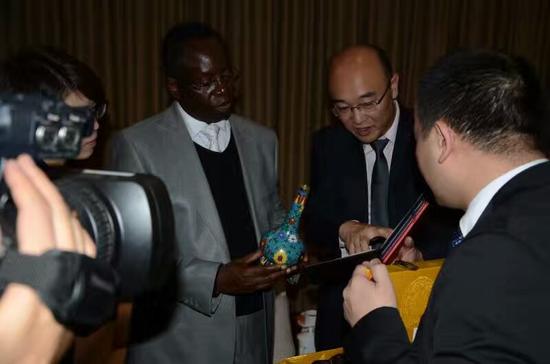 刚果（布）驻华大使达尼埃尔·奥瓦萨对这件礼物爱不释手