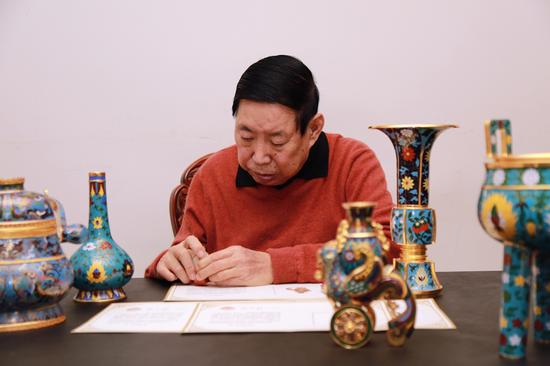 中国工艺美术大师张同禄与他的作品《故宫历代景泰蓝传世六珍》