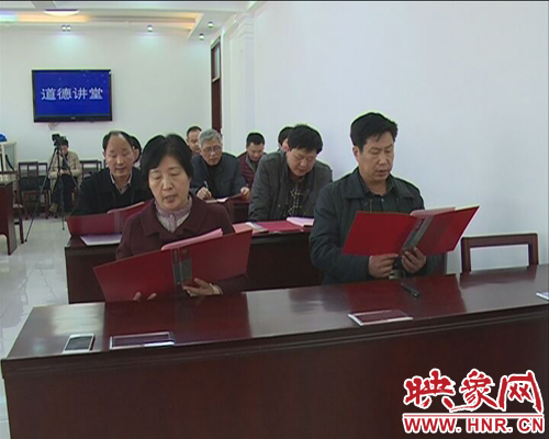 西平县政协主席王梅军（左一）政协党组副书记赵海金（右一）在诵读《公民道德》