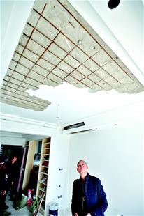 市民花百余万购新房 装修时天花板大片脱落露出钢筋