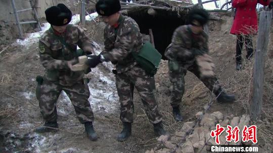 地震发生后，武警新疆总队二支队和昌吉支队245名官兵协助村民对震损危房进行清理。　徐承秀 摄