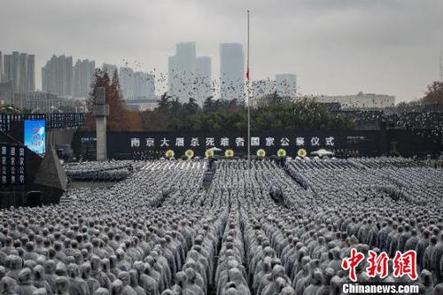 在侵华日军南京大屠杀遇难同胞纪念馆，南京大屠杀死难者清凉山丛葬地等17个丛葬地，12个社区以及爱国主义教育基地同时举办了悼念仪式。　泱波 摄