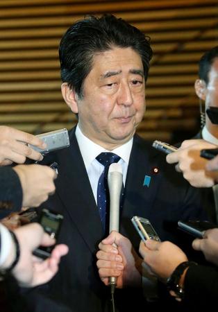 日本首相安倍晋三在东京官邸接受采访。（新华/法新）