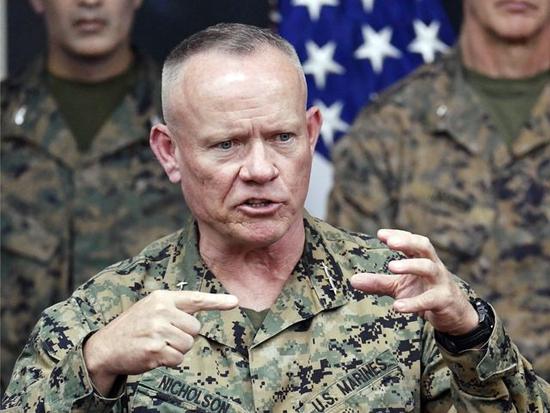 美国海军陆战队指挥官劳伦斯·尼克尔森（中）在新闻会上发表讲话。（新华/美联）