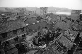 被烧毁的谭家垸子。10月12日，一场大火烧毁了这座始建于民国时期的民居。图/记者杨旭
