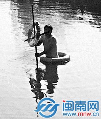 晋江一裸男袭击人和车 长跑跳湖上高速折腾3个多小时