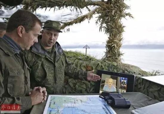 2010年，俄罗斯总理梅德韦杰夫视察日俄争议岛屿“南千岛群岛”。