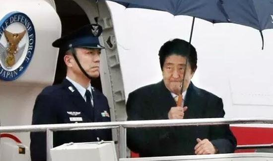日本首相安倍晋三15日上午抵达山口宇部机场，准备下午与普京会谈。