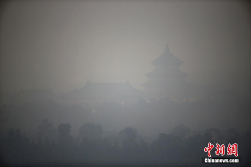 12月17日，北京天坛祈年殿在雾霾笼罩下若隐若现。自12月16日20时至21日24时，北京启动空气重污染红色预警。 <a target='_blank' href='http://www.chinanews.com/'>中新社</a>记者 富田 摄