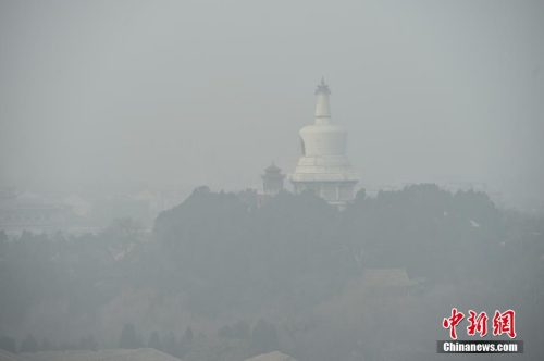 12月20日，北京大雾、霾预警双发，局地能见度不足50米，整个京城仿佛置身于“仙境”，分不清雾和霾。<a target='_blank' href='http://www.chinanews.com/' >中新网</a>记者 金硕 摄