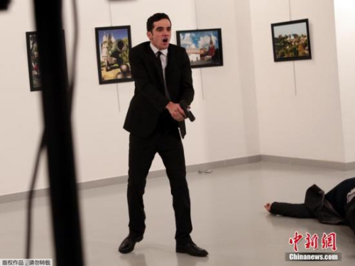 俄罗斯外交部证实俄驻土耳其大使安德烈·卡尔洛夫12月19日在安卡拉出席一个展览活动时被枪击身亡。图为凶手在现场持枪。