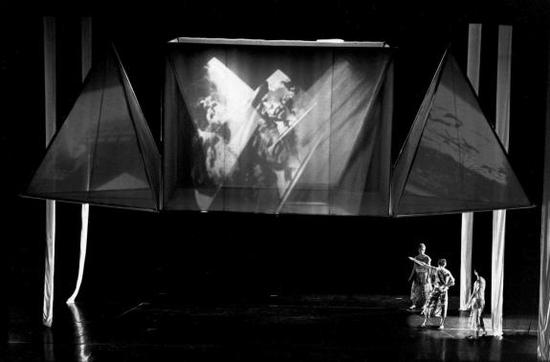 《设置与重置》舞台现场，1983年。图片来源：贝特利兹·施乐（Beatriz Schiller） 2013年；图片致谢：罗伯特·劳森伯格基金会（Robert Rauschenberg Foundation）