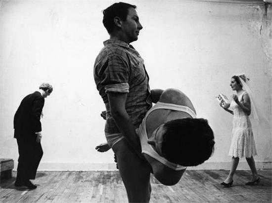 《春季练习（Spring Training）》，劳森伯格的百老汇工作室：左起阿莱克斯·哈伊（Alex Hay）、劳森伯格、史提夫·帕科西顿（Steve Paxton）、崔莎·布朗， 1965年。图片来源：乌戈·姆拉斯（Ugo Mulas）