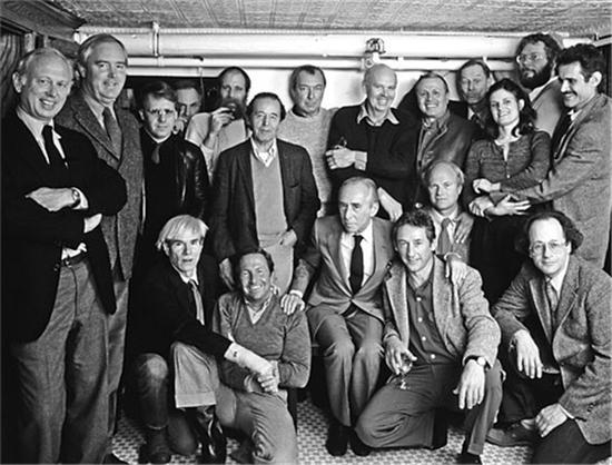 纽约卡斯特里画廊（Castelli Gallery）成立25周年庆：里奥·卡斯特里和他的艺术家们，1982年。下排左起：安迪·沃霍尔、劳森伯格、里奥·卡斯特里等，图片来源：汉斯·纳姆特（Hans Namuth）