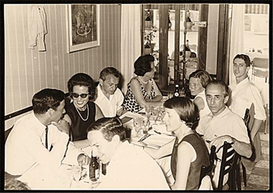 劳森伯格（前排一）、里奥·卡斯特里（前排三）和其他朋友在威尼斯共进晚餐，1964年。图片致谢：卡斯特里画廊档案/史密森学会美国艺术档案