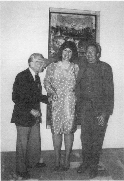 1989年5月，劳森伯格、里奥·卡斯特里和艾格尼丝·冈德（Agnes Gund）在里奥·卡斯特里赠送劳森伯格创作于1955年的作品《床》给纽约现代美术馆时合影。拍照的瞬间，劳森伯格顽皮地遮住了卡斯特里的脸。图片来源于网络