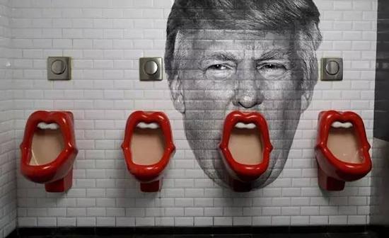 巴黎的一间厕所，特朗普的嘴巴被做成了立便器。